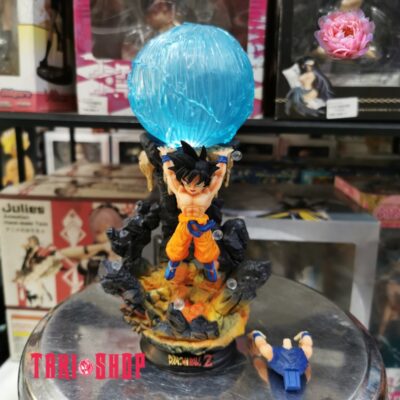 Nếu bạn yêu thích Dragon Ball và đặc biệt là nhân vật Son Goku Chibi, hãy thử đèn Spirit Bomb của Taki Shop. Được sản xuất thủ công, đèn này đã được thiết kế độc đáo với hình ảnh Son Goku Chibi sử dụng tuyệt kỹ Spirit Bomb. Với ánh sáng mềm mại và màu sắc tươi sáng, đèn tỏa sáng sẽ làm cho không gian sống của bạn trở nên nổi bật hơn.