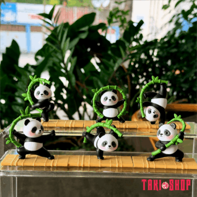 FIGS073 Mô hình figure set:  Gấu Trúc Tập Kungfu Trên Bè Trúc Bộ 6 Con